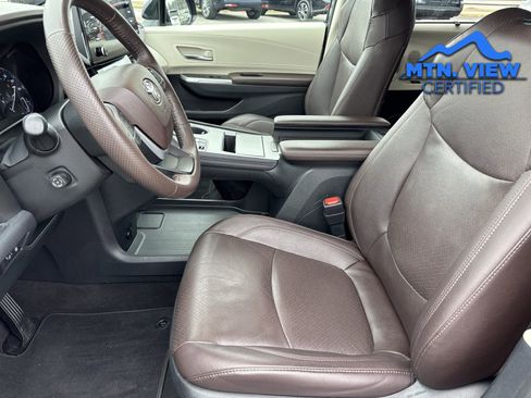 Used 2021 Toyota Sienna Platinum image 17