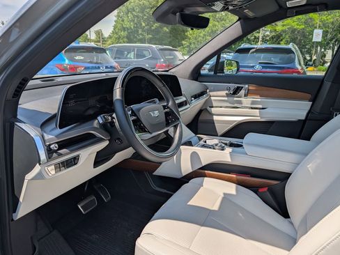 Certified 2026 Cadillac Vistiq Sport w/ LPO, Floor Liner Package AWD/4WD image 10