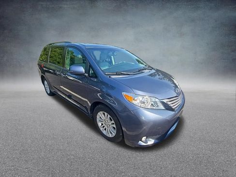 Used 2017 Toyota Sienna XLE Premium FWD image 2