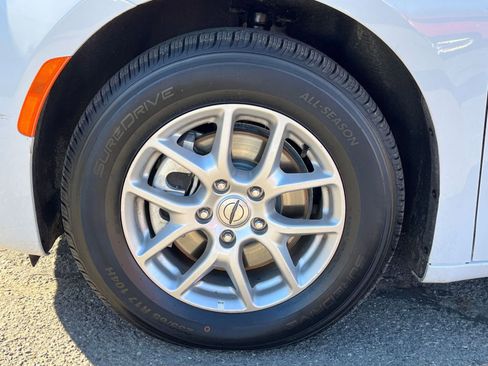 Used 2025 Chrysler Pacifica Select image 28