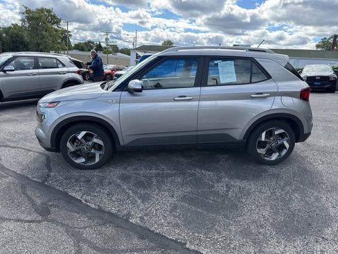 Used 2023 Hyundai Venue SEL image 4