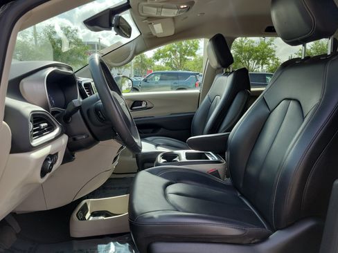 Used 2023 Chrysler Pacifica Touring-L FWD image 12