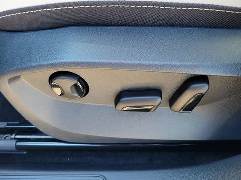 Certified 2025 Volkswagen Taos SE FWD image 17
