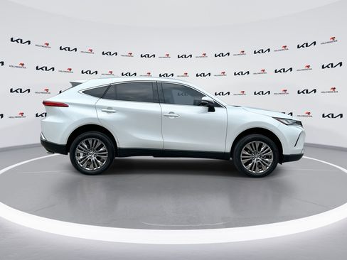 Used 2024 Toyota Venza XLE image 9