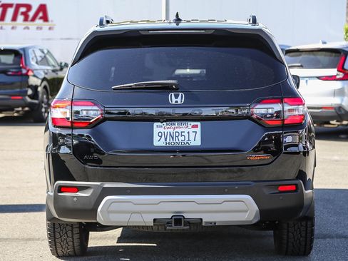 Used 2025 Honda Pilot TrailSport image 8