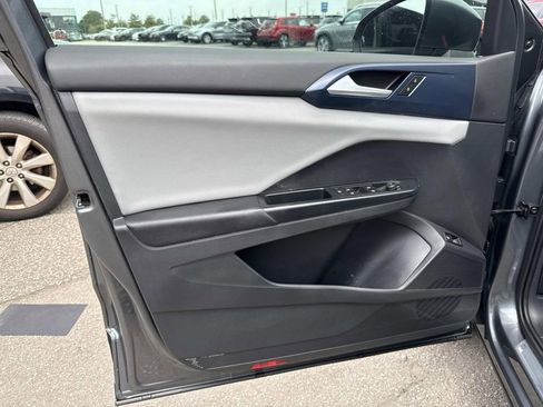 Used 2022 Volkswagen Taos SE w/ Panoramic Sunroof Package FWD image 19