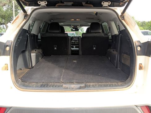 Used 2021 Toyota Highlander XLE AWD/4WD image 23