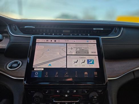 Used 2022 Jeep Grand Cherokee L Summit w/ Luxury Tech Group V image 16