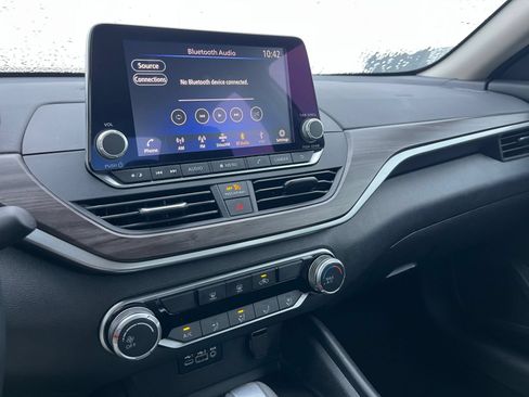 Used 2025 Nissan Altima 2.5 SV FWD image 16