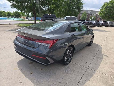 Used 2025 Hyundai Elantra SEL image 3