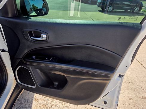Used 2018 Jeep Compass Latitude w/ Popular Equipment Group FWD image 17