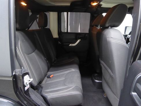 Used 2016 Jeep Wrangler Unlimited Sahara w/ Connectivity Group AWD/4WD image 28