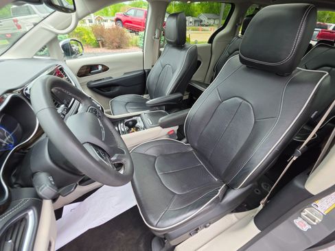 Used 2023 Chrysler Pacifica Limited FWD image 33