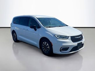 Used 2024 Chrysler Pacifica Limited FWD video 1