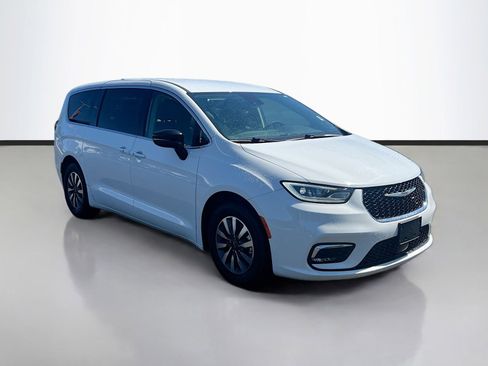 Used 2024 Chrysler Pacifica Limited FWD image 1
