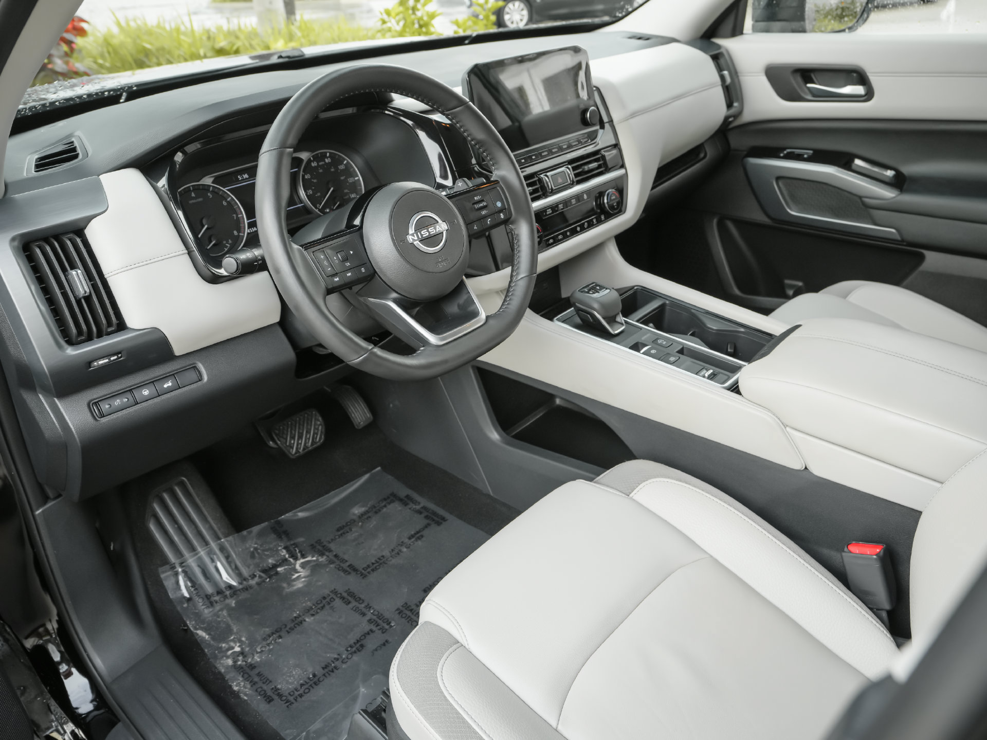 Used 2025 Nissan Pathfinder SL FWD image 2