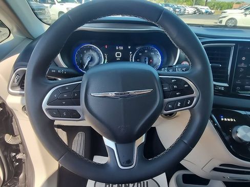 Certified 2022 Chrysler Pacifica Touring-L FWD image 11
