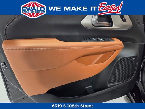 New 2026 Chrysler Pacifica Pinnacle image 12