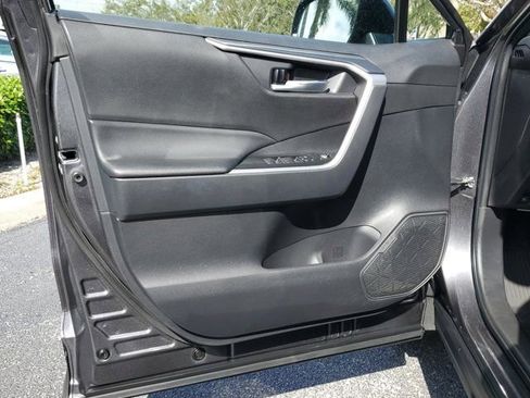Used 2025 Toyota RAV4 XLE image 20