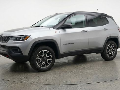 Used 2025 Jeep Compass Trailhawk image 3