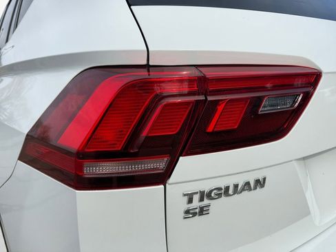 Used 2018 Volkswagen Tiguan SE w/ Panoramic Sunroof Package image 21