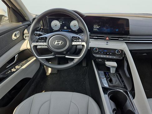 Certified 2025 Hyundai Elantra Limited FWD image 10