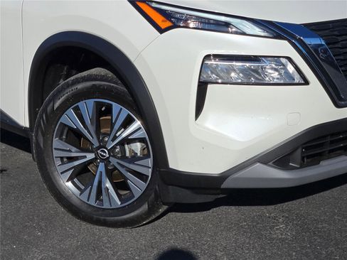 Used 2023 Nissan Rogue SV image 3