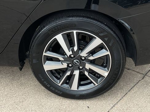 Used 2025 Nissan Versa SV image 8