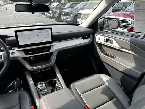 Certified 2025 Ford Explorer Active w/ Active Comfort Package AWD/4WD image 17