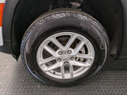 Used 2024 Jeep Grand Cherokee Laredo X image 7