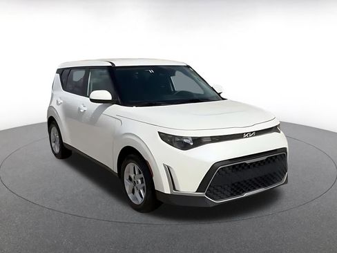 Used 2025 Kia Soul LX w/ LX Technology Package image 3