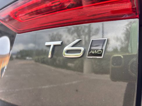 Used 2019 Volvo XC60 T6 Momentum w/ Multimedia Package AWD/4WD image 12