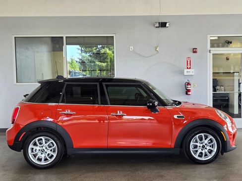 Used 2021 MINI Cooper 4-Door Hardtop w/ Storage Package FWD image 4