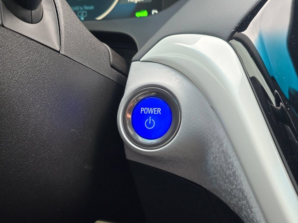 Used 2020 Chevrolet Bolt Premier w/ Infotainment Package FWD image 29