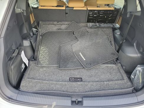 Used 2024 Volkswagen Tiguan SE R-Line FWD image 8