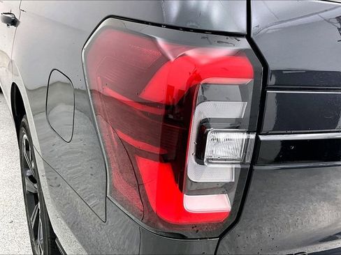 Used 2023 Ford Expedition Limited image 39