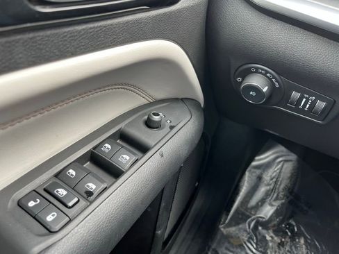 Used 2025 Jeep Compass Limited image 24