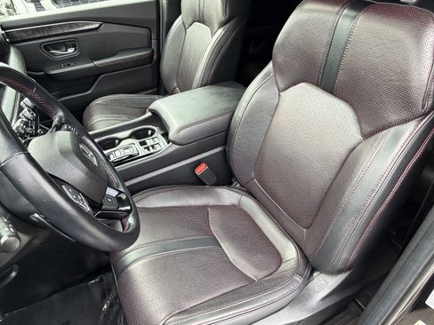 Used 2025 Honda Pilot Black Edition image 30