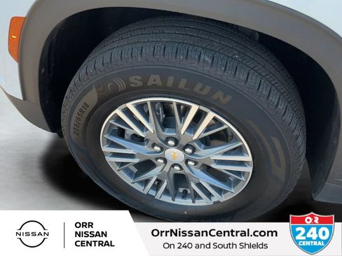 Used 2025 Chevrolet Traverse LT FWD image 9