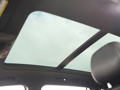 Used 2022 Volkswagen Tiguan SE R-Line image 19