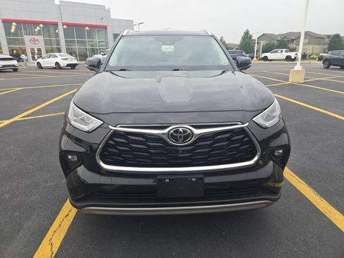 Used 2024 Toyota Highlander Platinum AWD/4WD image 2