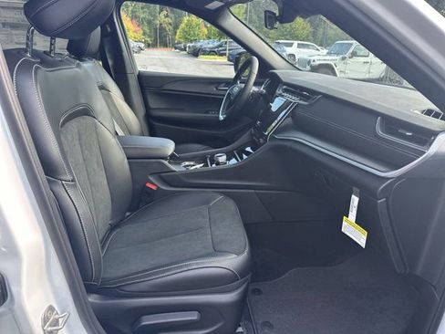 New 2025 Jeep Grand Cherokee L Altitude image 13