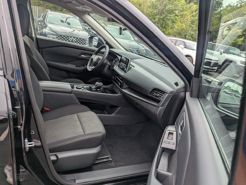 Used 2026 Nissan Rogue SV AWD/4WD image 36