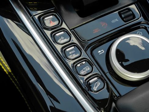 Used 2021 Aston Martin DBX AWD/4WD image 28