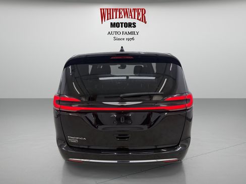 Used 2024 Chrysler Pacifica Touring-L FWD image 3