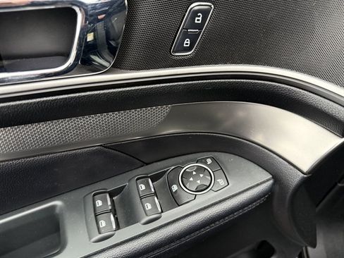 Used 2018 Ford Explorer XLT image 18