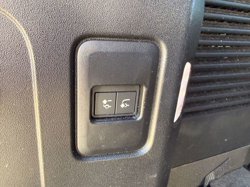 Used 2024 Land Rover Defender 130 X-Dynamic SE image 27