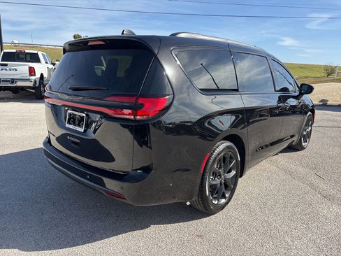 New 2026 Chrysler Pacifica Select w/ S Appearance Package image 5