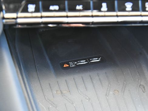 Used 2025 Chevrolet Equinox EV LT w/ Convenience Package image 34