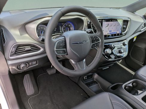 New 2026 Chrysler Voyager LX image 9